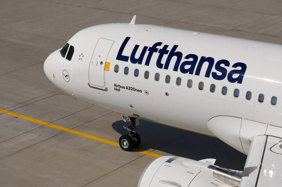 Lufthansa grounds hundreds of flights as pilots and cabin crew strike