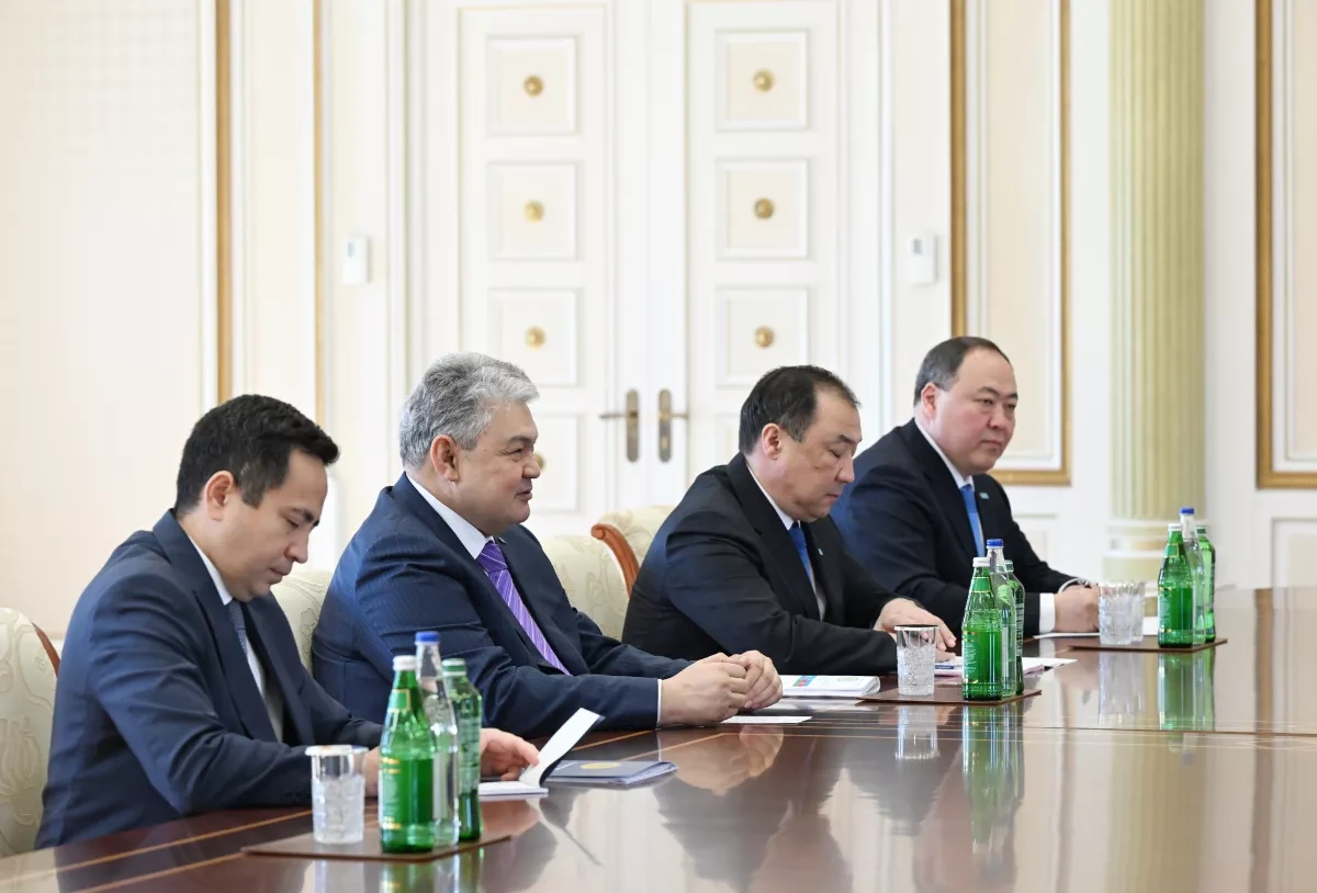 President Aliyev meets Kazakh ministers, eyes economic, transport expansion PHOTO