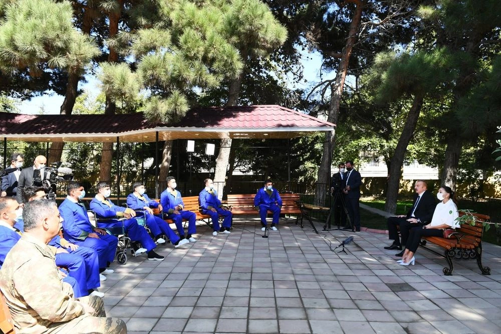 Chronicles of Victory (September 30, 2020): President Ilham Aliyev, First Vice President Mehriban Aliyeva meet with wounded servicemen undergoing treatment at Central Military Clinical Hospital of Defense Ministry (PHOTO/VIDEO)