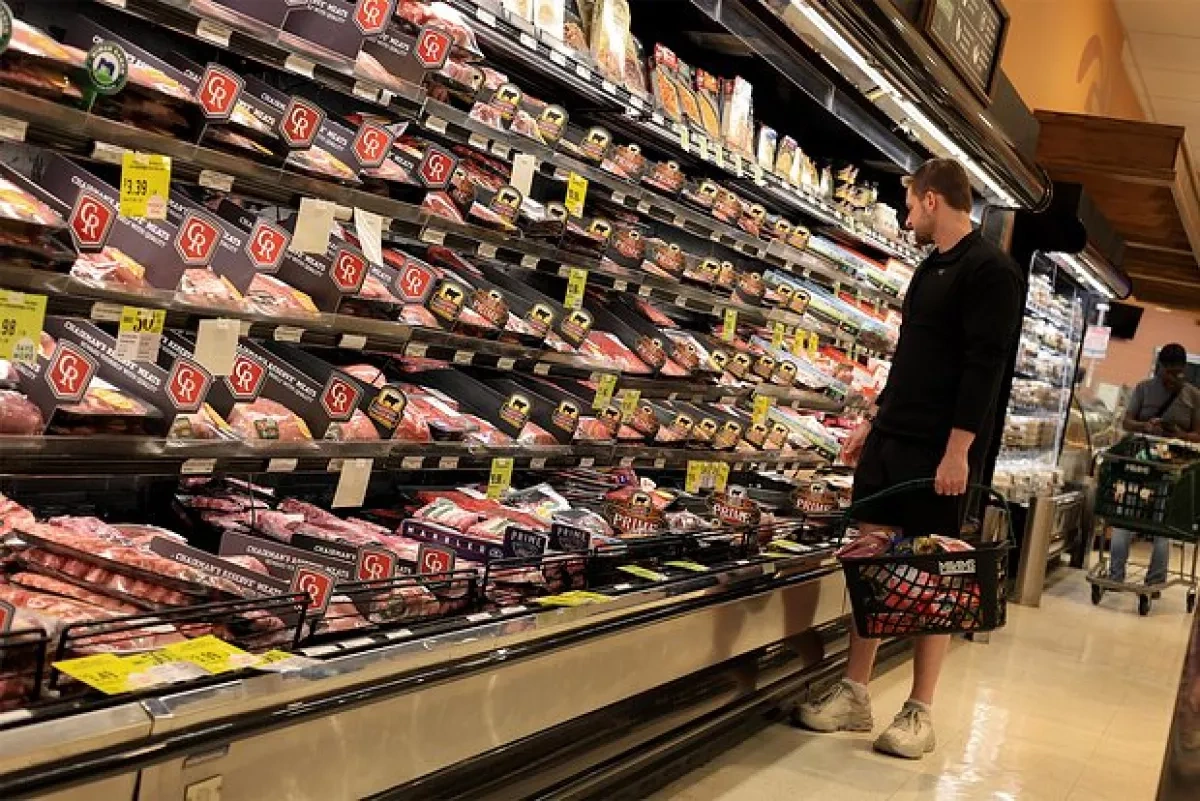 Bloomberg: US consumer confidence falls to record low amid inflation