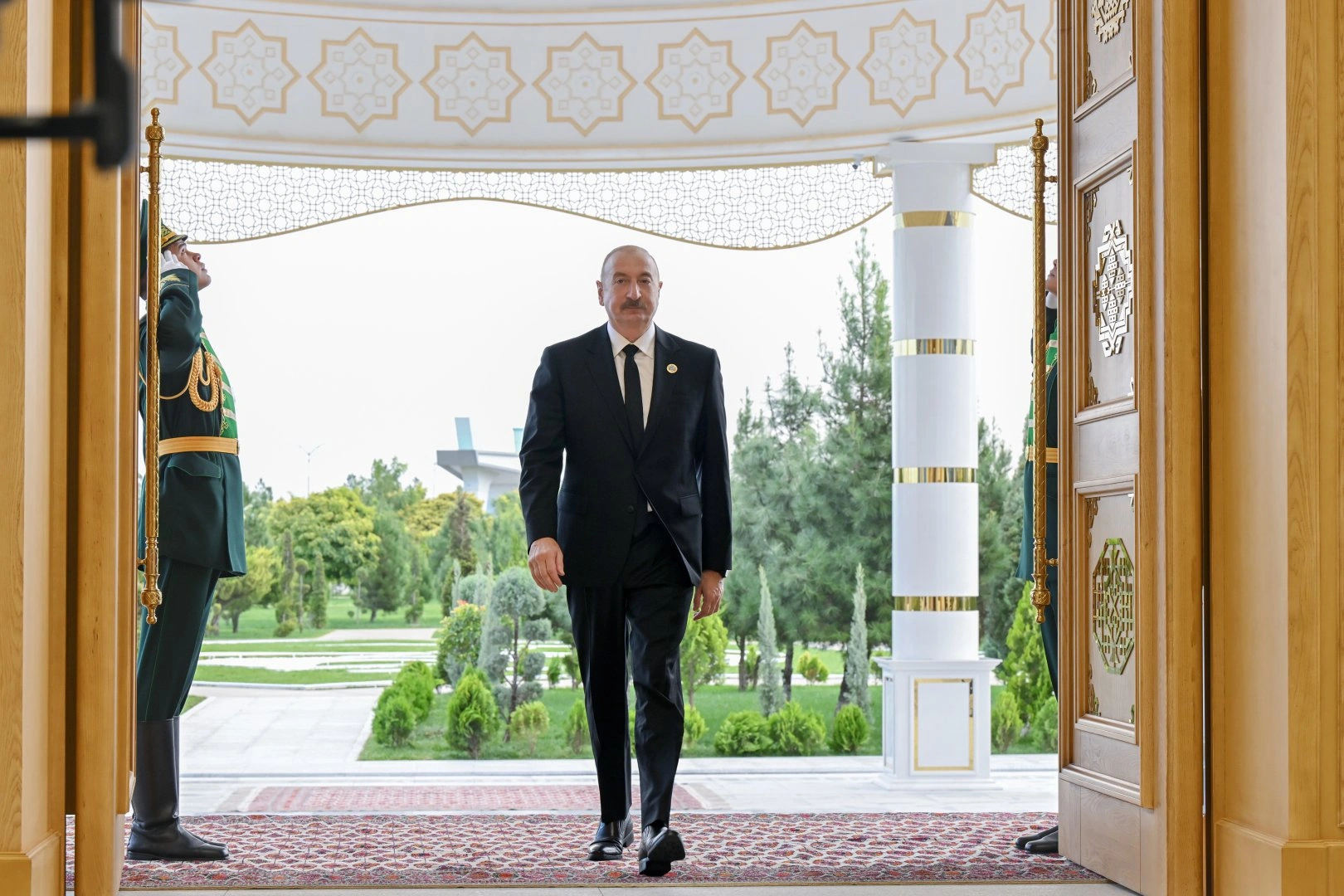 President Ilham Aliyev arrives at Avaza Complex to participate in 8th Consultative Meeting of Heads of State of Azerbaijan and Central Asia (PHOTO)
