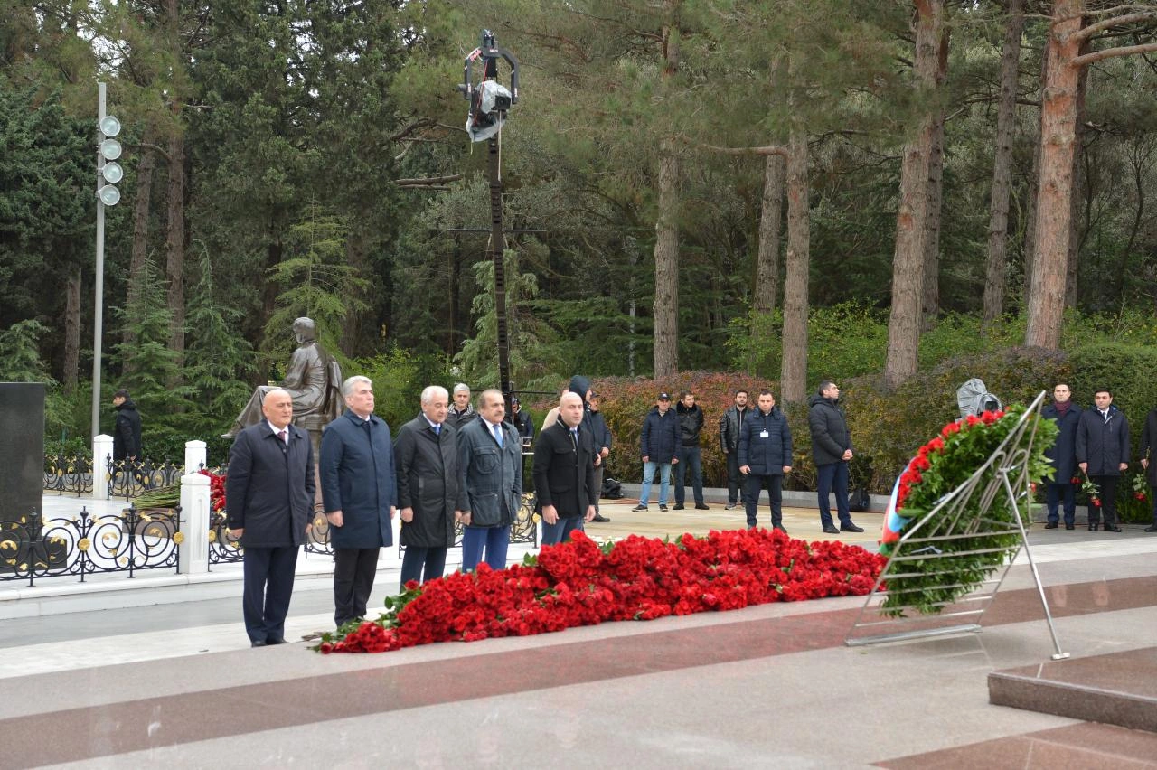 Azerbaijani Parliament staff commemorate National Leader Heydar Aliyev at Alley of Honor (PHOTO)