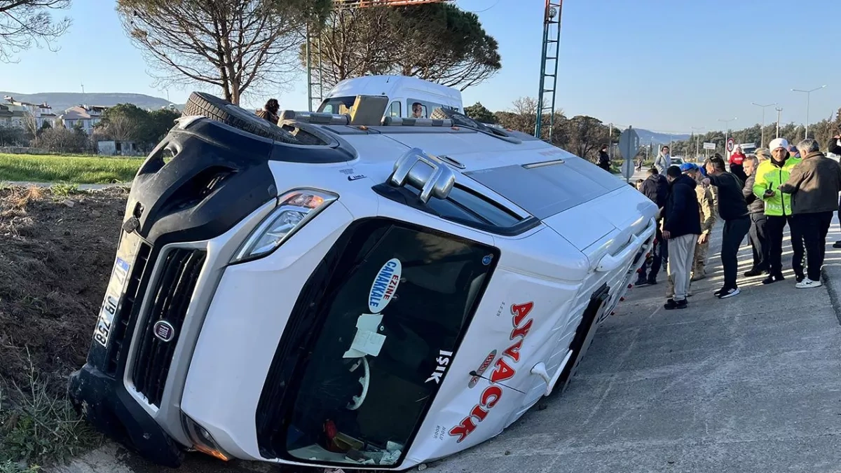 Minibus overturns after collision in western Türkiye, eight injured photo