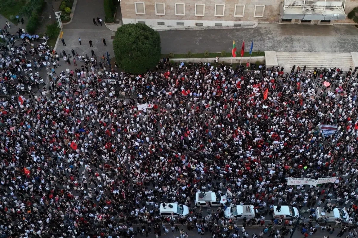 Thousands protest in Tirana over planned luxury resort linked to Kushner PHOTO/VIDEO