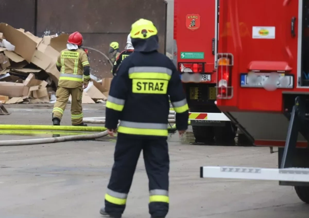 Factory fire in Poland forces hospital evacuation VIDEO