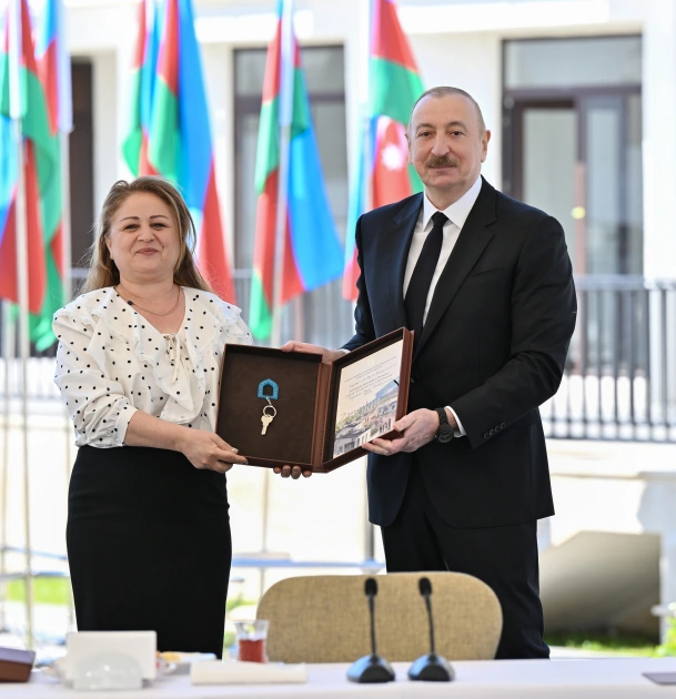 President Ilham Aliyev meets with families moving to first residential complex in Zangilan city (PHOTO)
