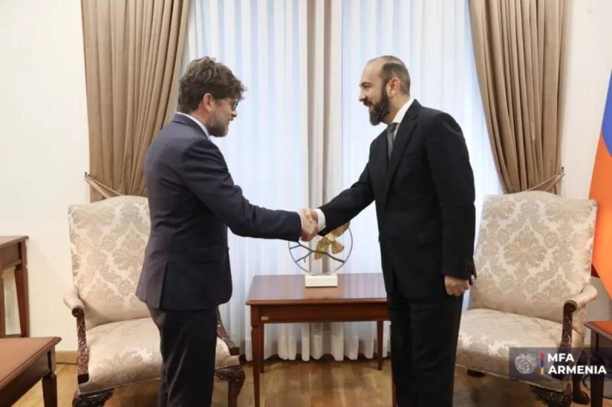 Armenian FM receives outgoing French envoy, praises bilateral ties
