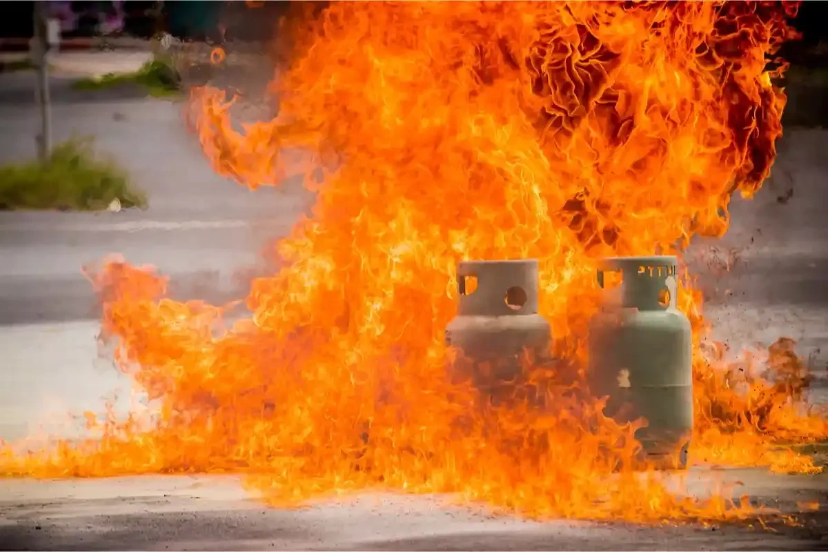 Gas cylinder explosion injures six in Tehran PHOTO