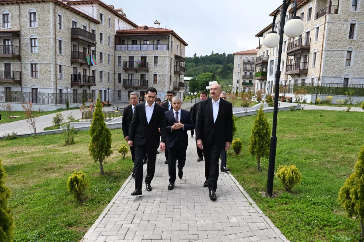 Azerbaijani, Turkmen leaders visit newly built housing project in Shusha PHOTO