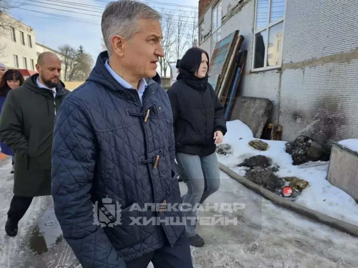 Missile debris damages apartment building in Russia, killing one Photo