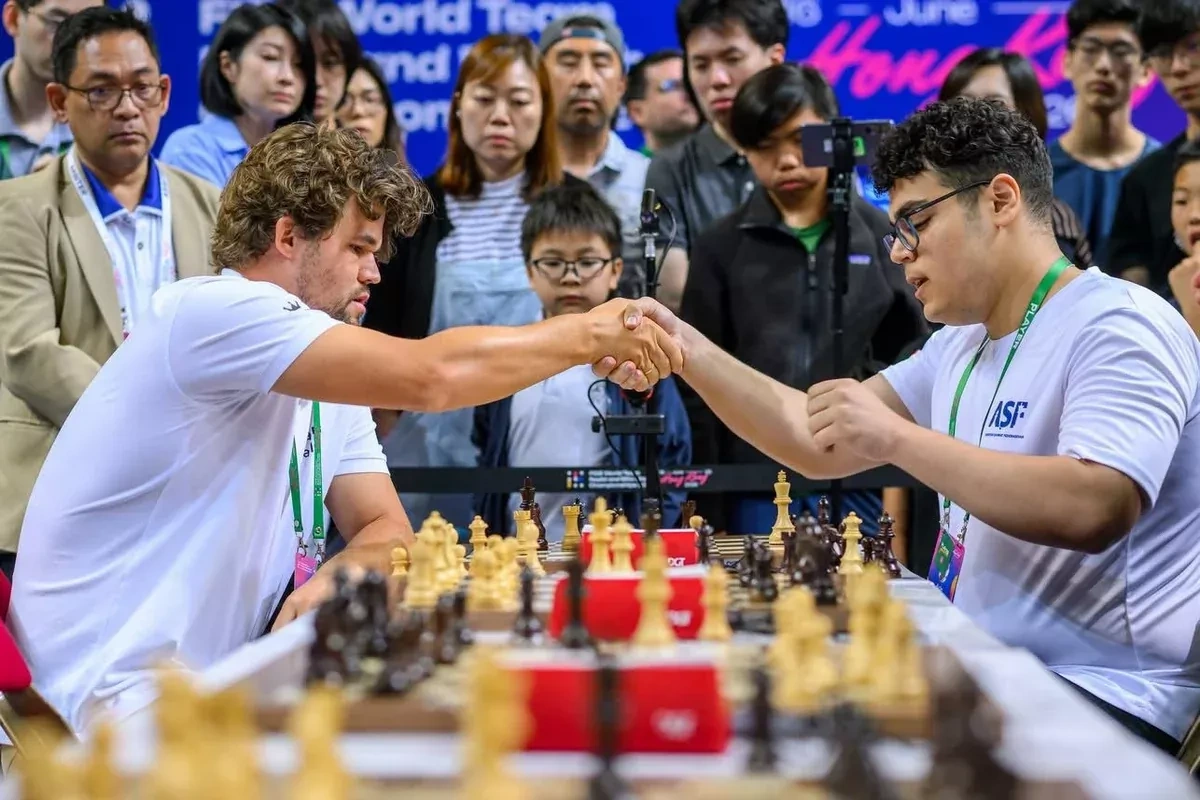 Azerbaijani player defeats chess legend Carlsen in major shock victory PHOTO