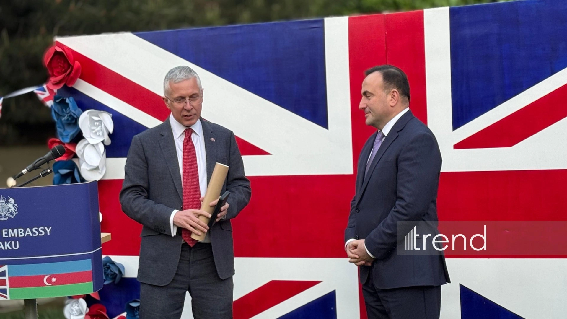 UK honors bp vice president, British Council director for contribution to Azerbaijan ties (PHOTO)
