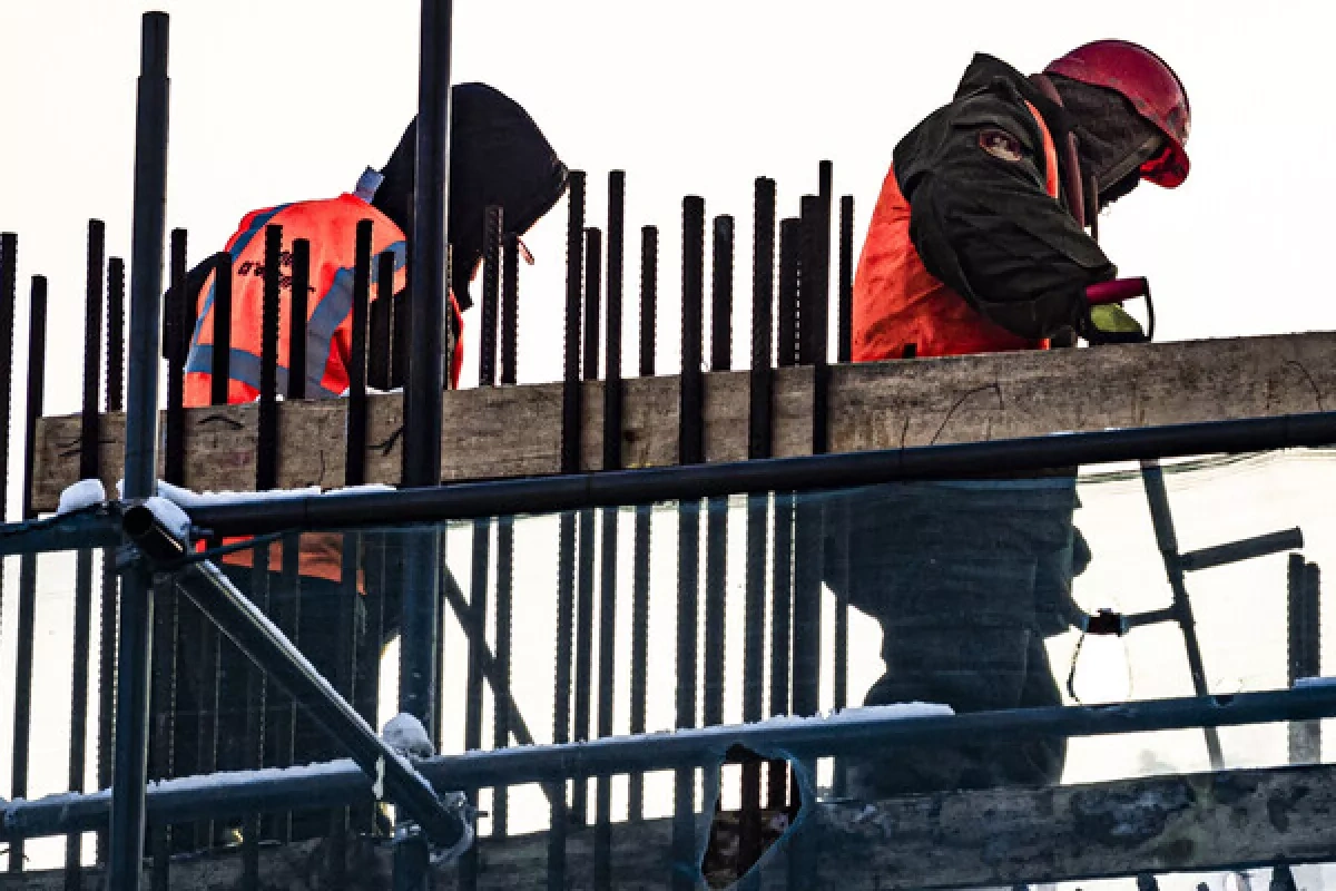 Russia cuts migrant work permits by 22% in early 2026