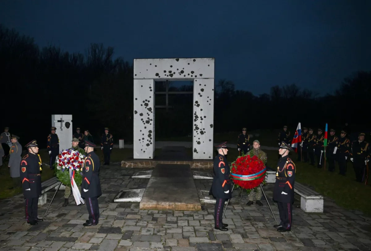 Azerbaijani, Slovak presidents honour victims at Gate of Freedom Memorial PHOTO
