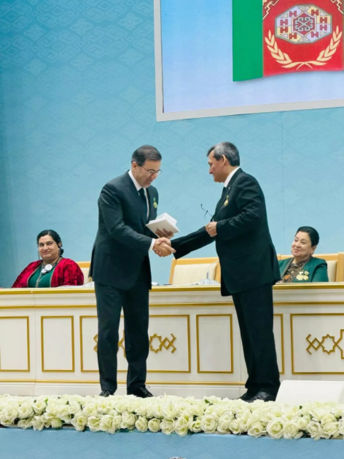 Turkmenistan’s president awards Azerbaijani ambassador Photo