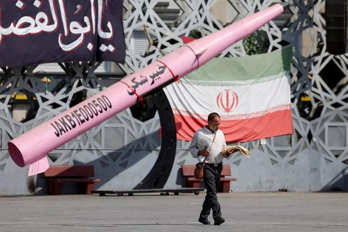 Iran threatens "destructive" offensive if US airstrikes continue