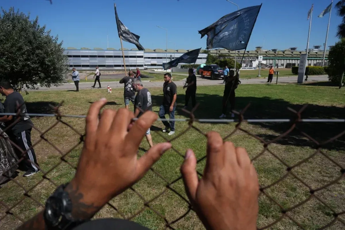 Streets, ports and flights halted as Argentina divides over labour reform photo / video