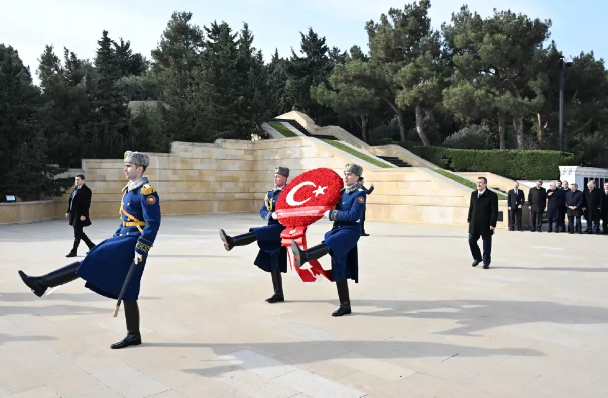 Turkish VP pays tribute to martyrs in Baku PHOTO