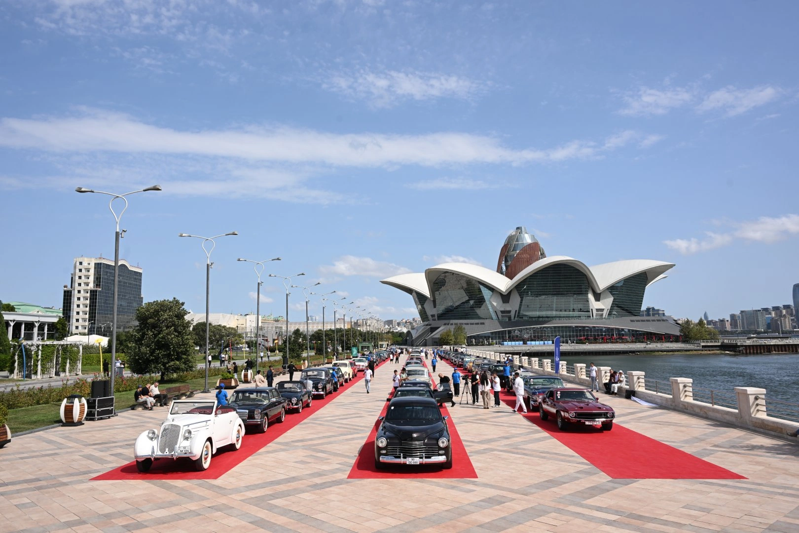 Baku boulevard hosts classic car exhibition (PHOTO)