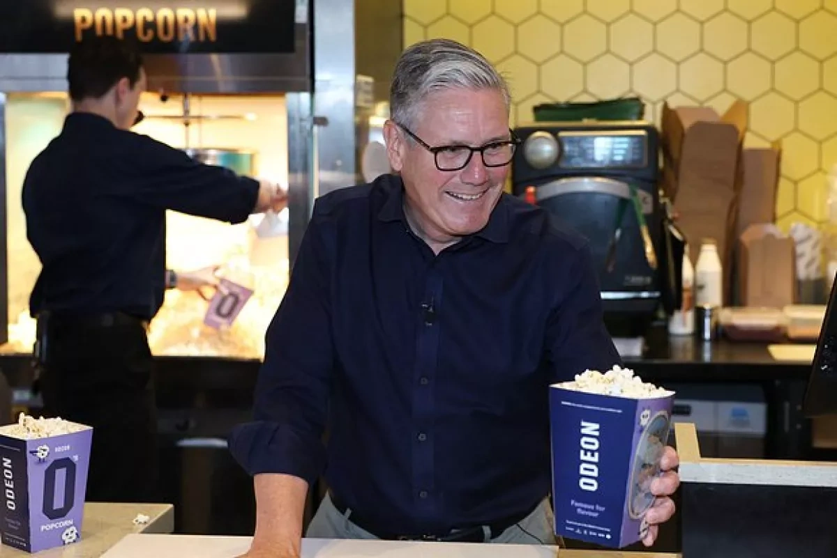 Starmer hands out popcorn to primary school pupils