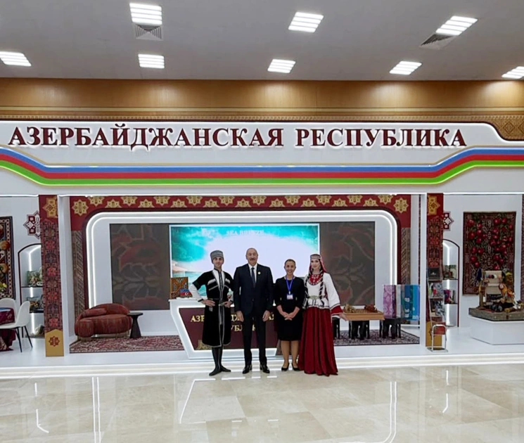 President Ilham Aliyev views national stands of CIS member states in Turkmenbashi (PHOTO)