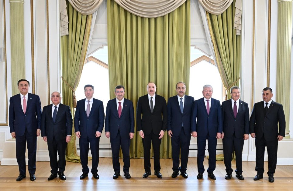 President Ilham Aliyev receives participants of meeting of heads of government of member states of Organization of Turkic States (PHOTO)