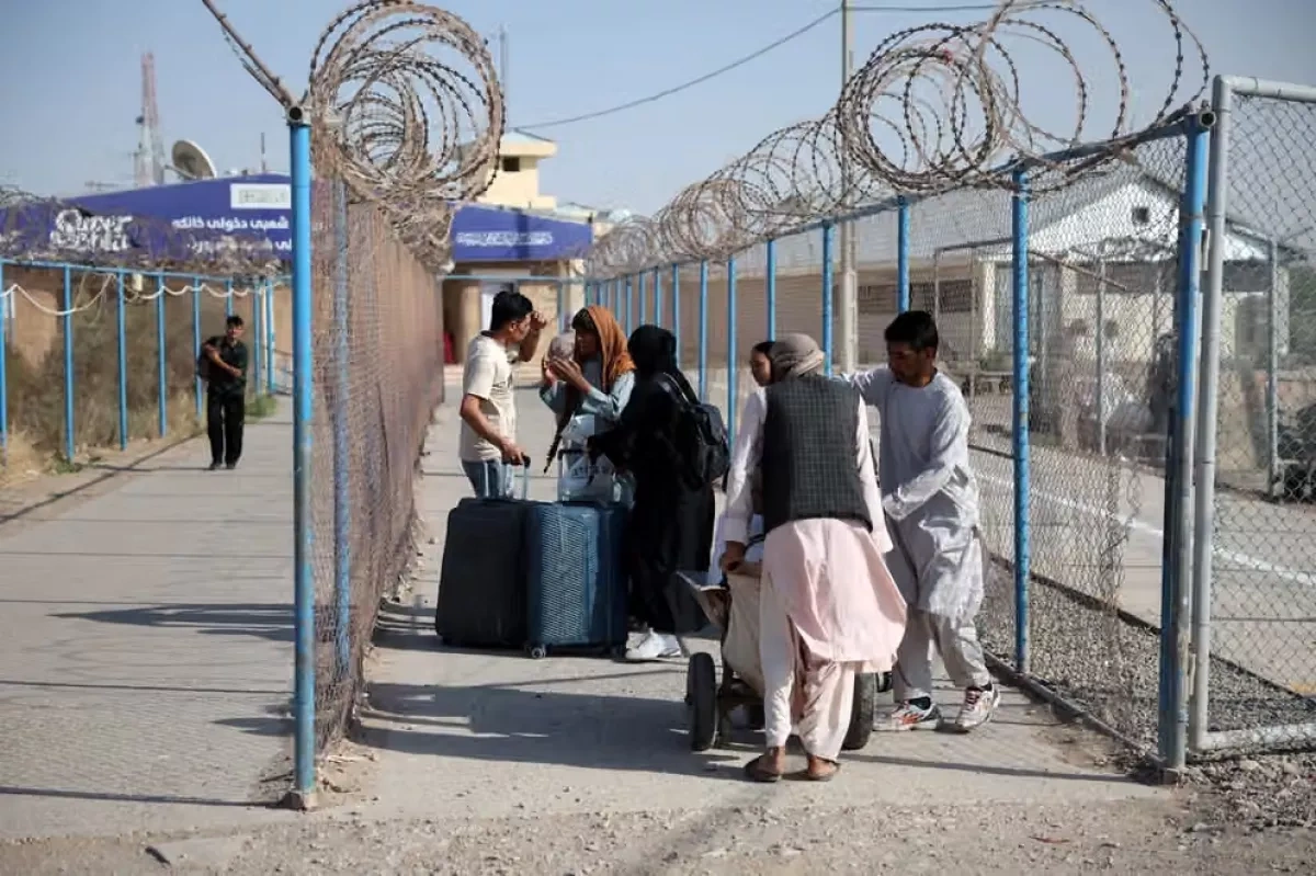 Thousands of Afghans return home from Iran amid war, economic crisis
