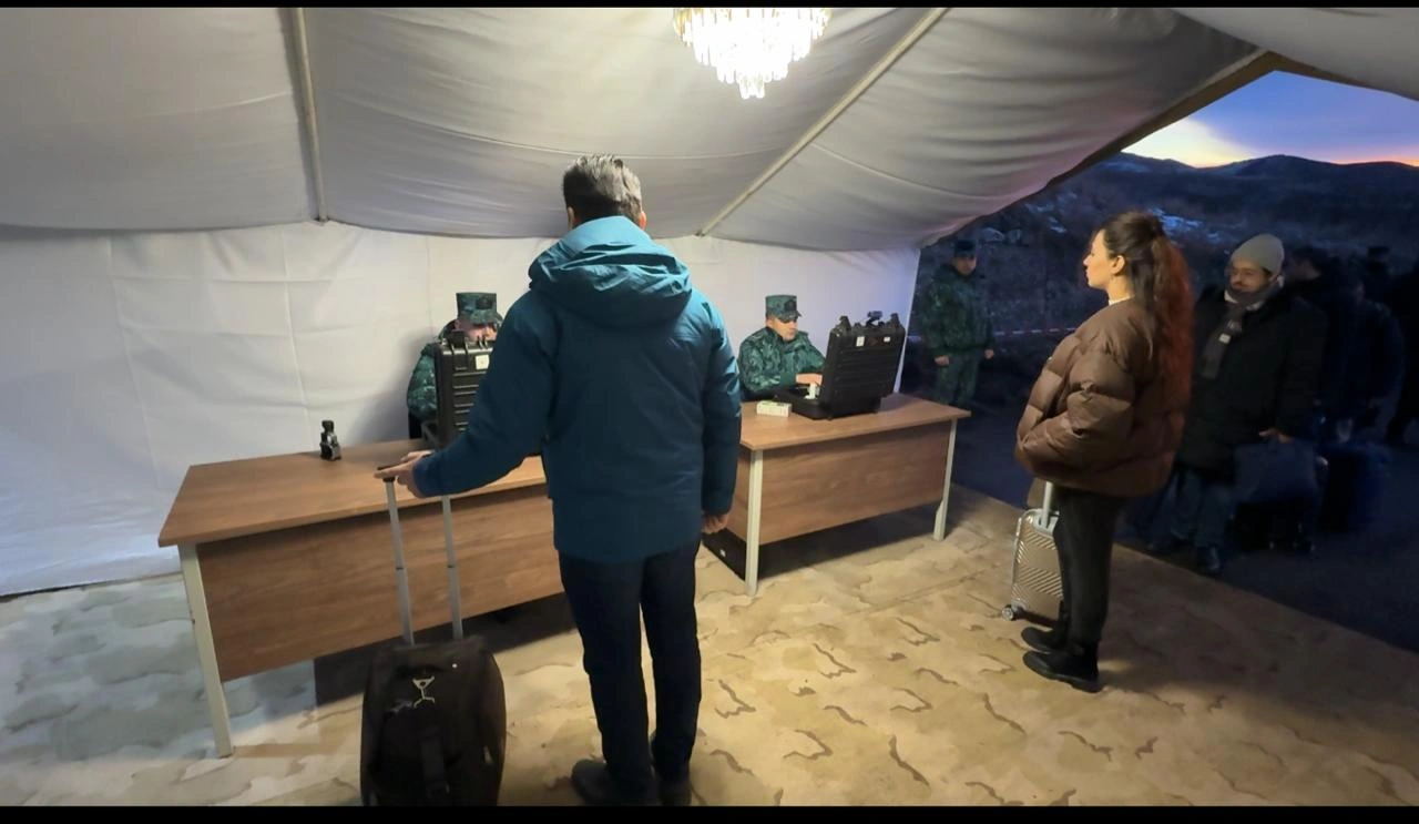Azerbaijani civil society representatives arrive in Armenia (PHOTO)