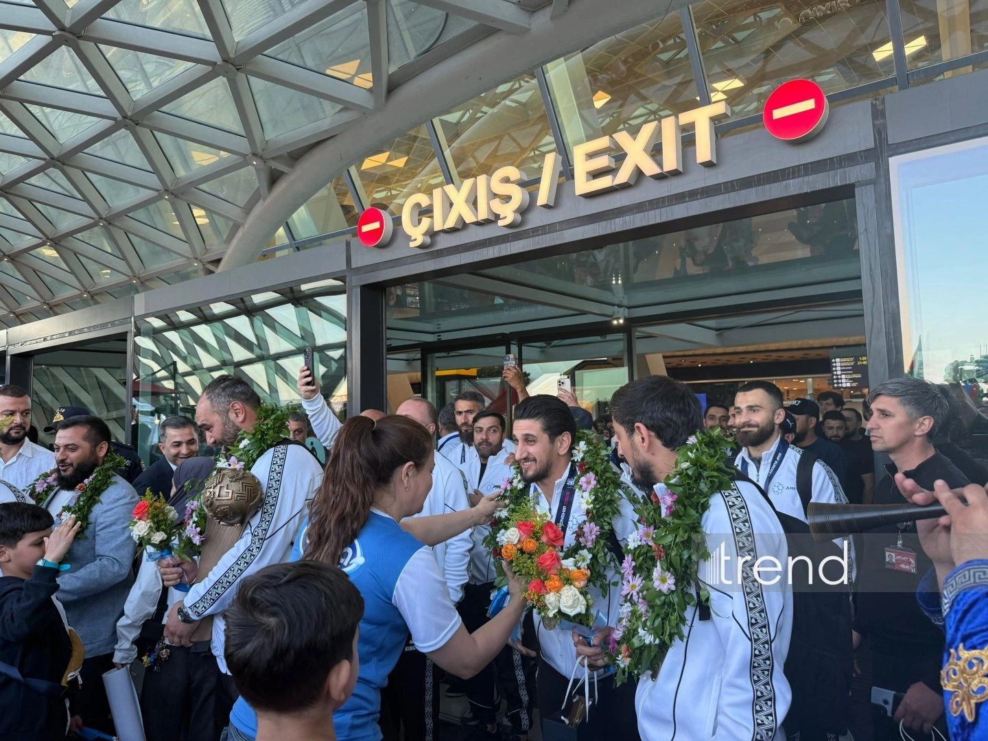 Azerbaijan’s European minifootball champions return home (PHOTO)