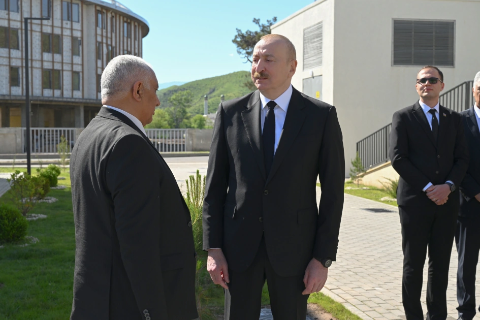 President Ilham Aliyev meets with families moving to first residential complex in Zangilan city (PHOTO)