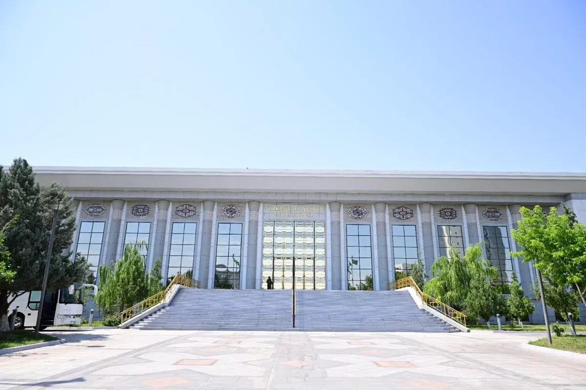 Azerbaijani delegation visits Turkmen Carpet Museum in Ashgabat PHOTO