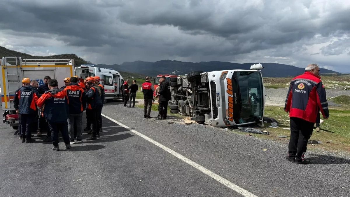 Woman killed, 11 injured in minibus crash in Türkiye’s Diyarbakır province