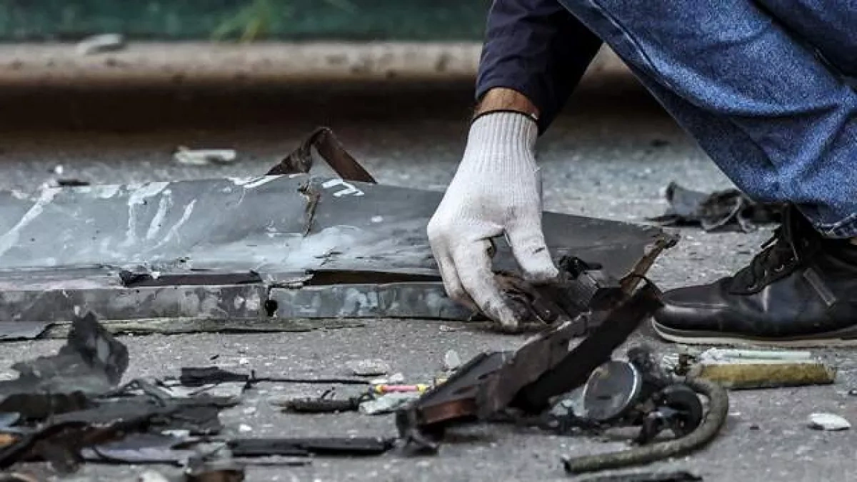 Missile debris damages apartment building in Russia, killing one Photo