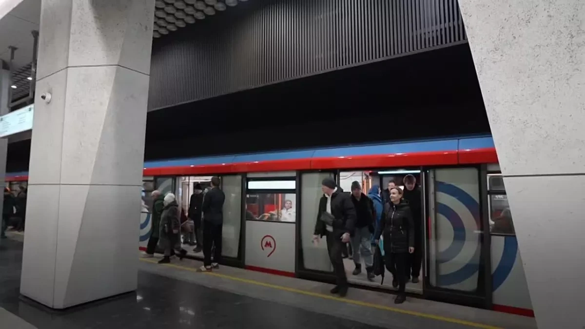 Explosion at Moscow metro station disrupts services Video