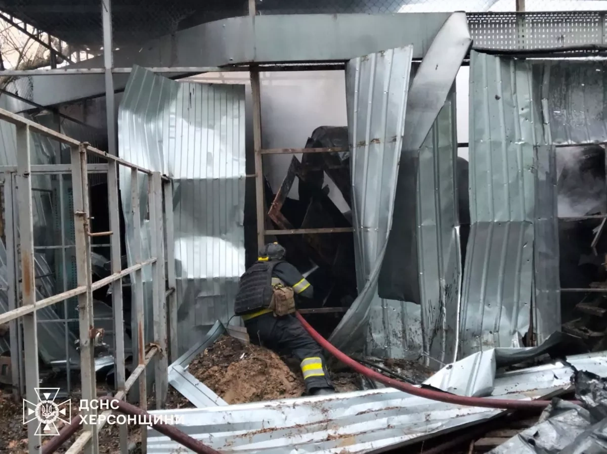 Russian attacks on residential buildings in Kherson cause fires, injuries Photo
