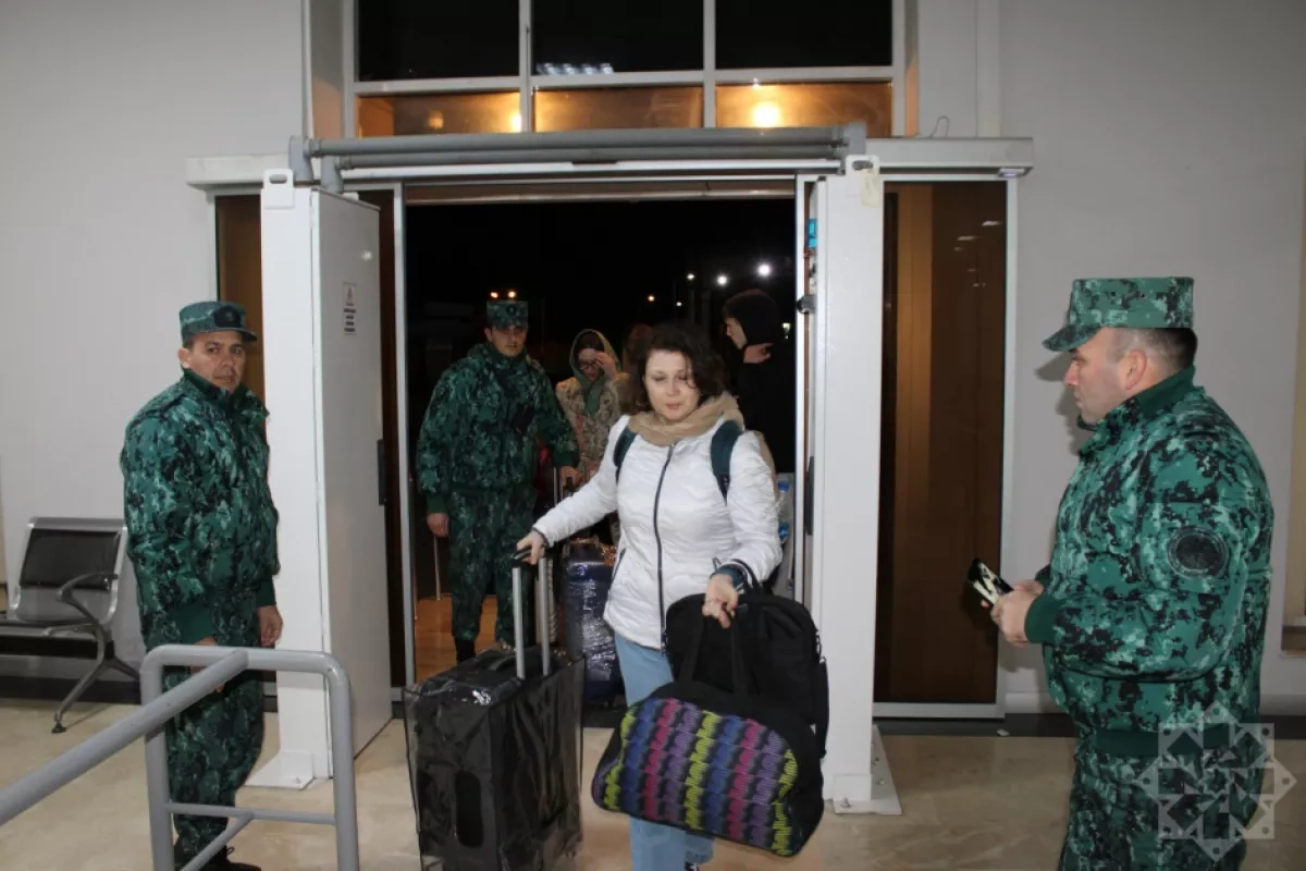 Azerbaijan evacuates another group of Russian citizens from Iran PHOTO