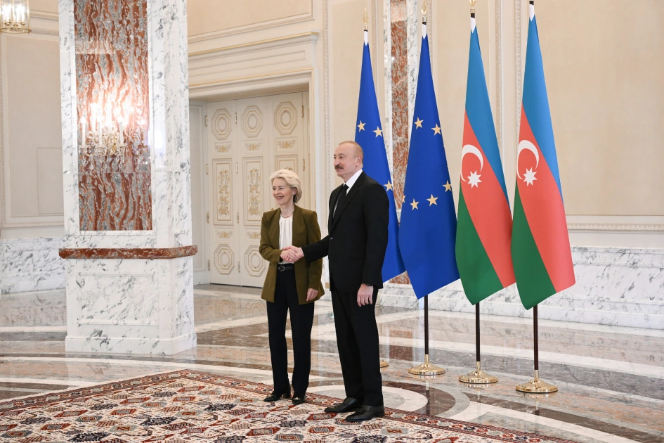 President Ilham Aliyev holds one-on-one meeting with President of European Commission (PHOTO)