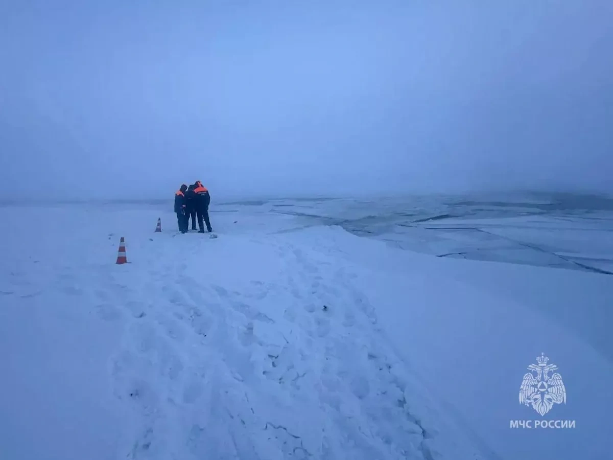 Passenger vehicle plunges through ice in Siberian city of Yakutsk video