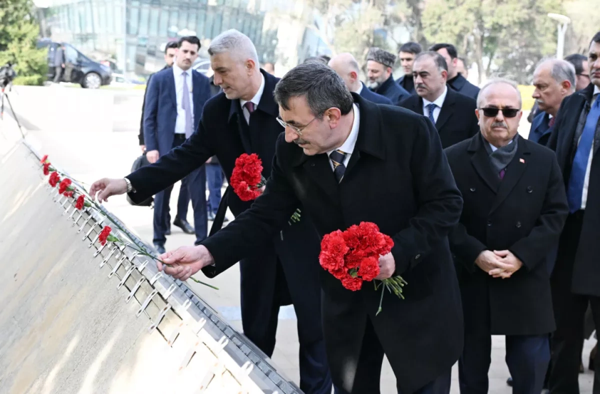 Turkish VP pays tribute to martyrs in Baku PHOTO