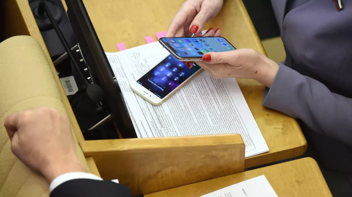 ASTRA: Russian officials buying second phones, SIM cards to use Max messenger