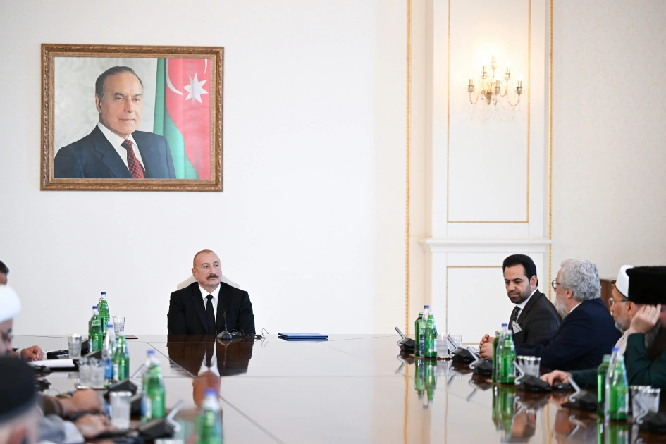 President Ilham Aliyev receives participants of international conferences held in Baku (PHOTO)