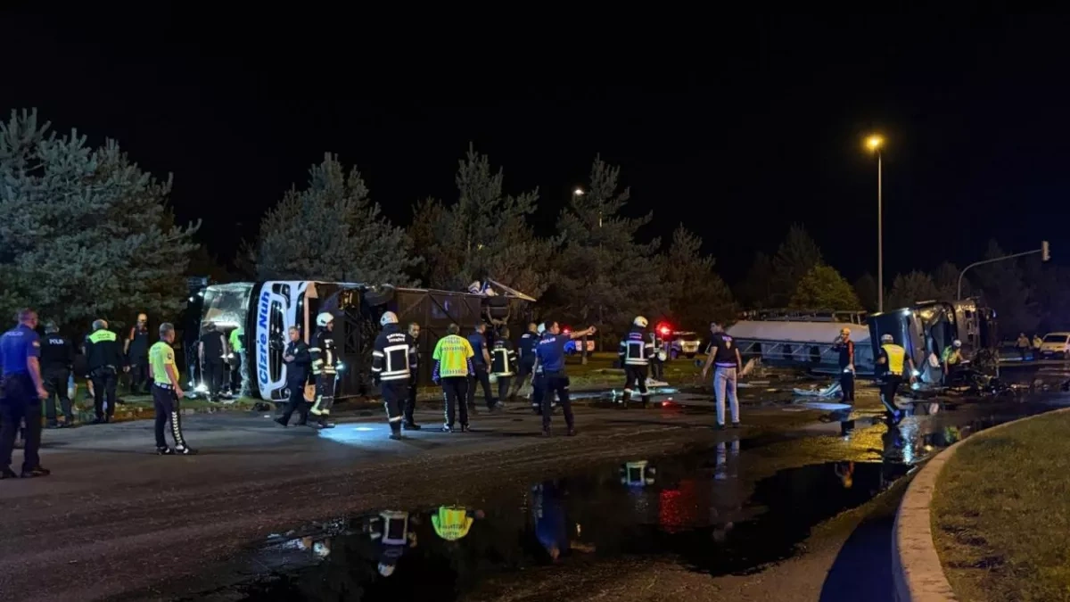 Passenger bus collides with fuel tanker in central Türkiye, injuring 35