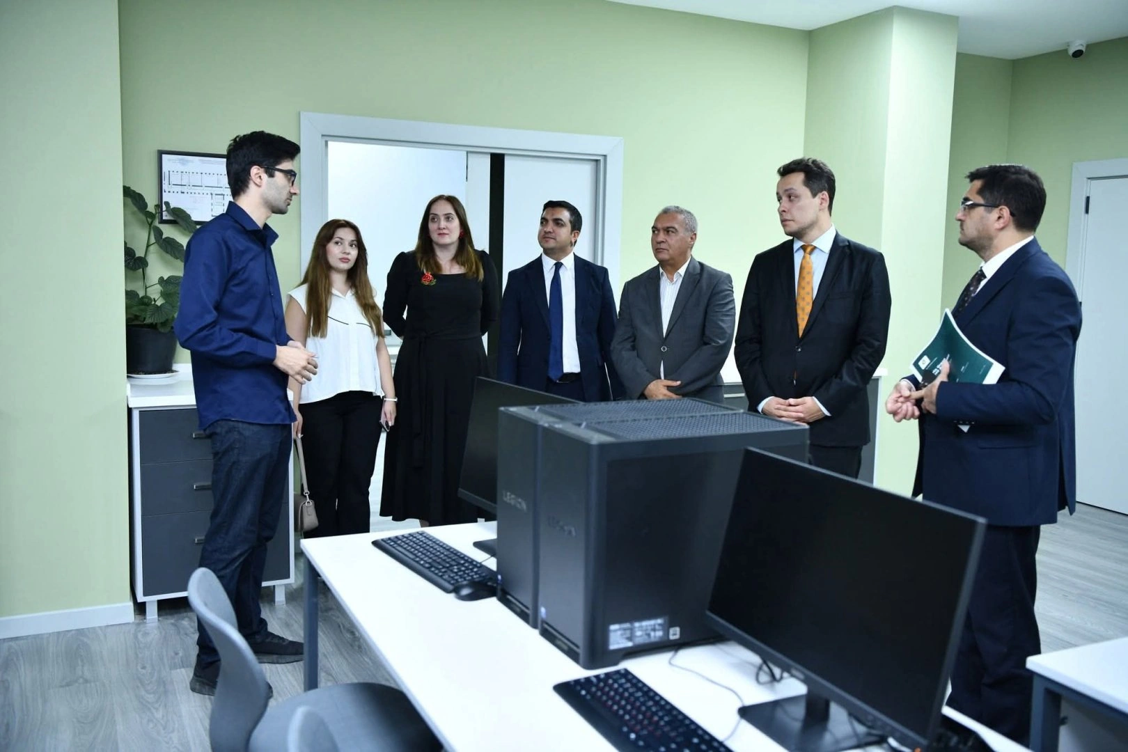 Azerbaijan connects rise in renewable energy specialists to expansion of projects (PHOTO)