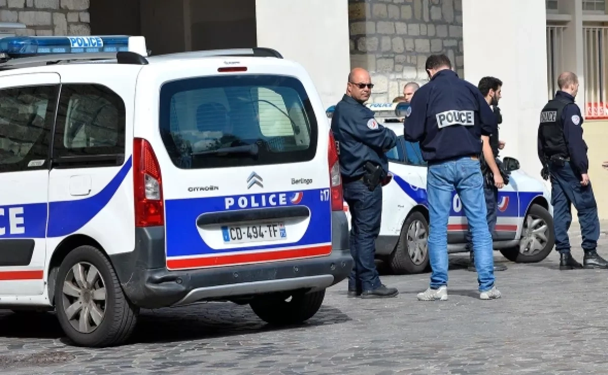 Sapphire worth €150,000 stolen in violent jewelry robbery in Paris