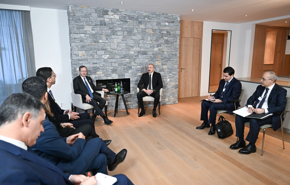 President Ilham Aliyev meets with President of Israel in Davos (PHOTO)