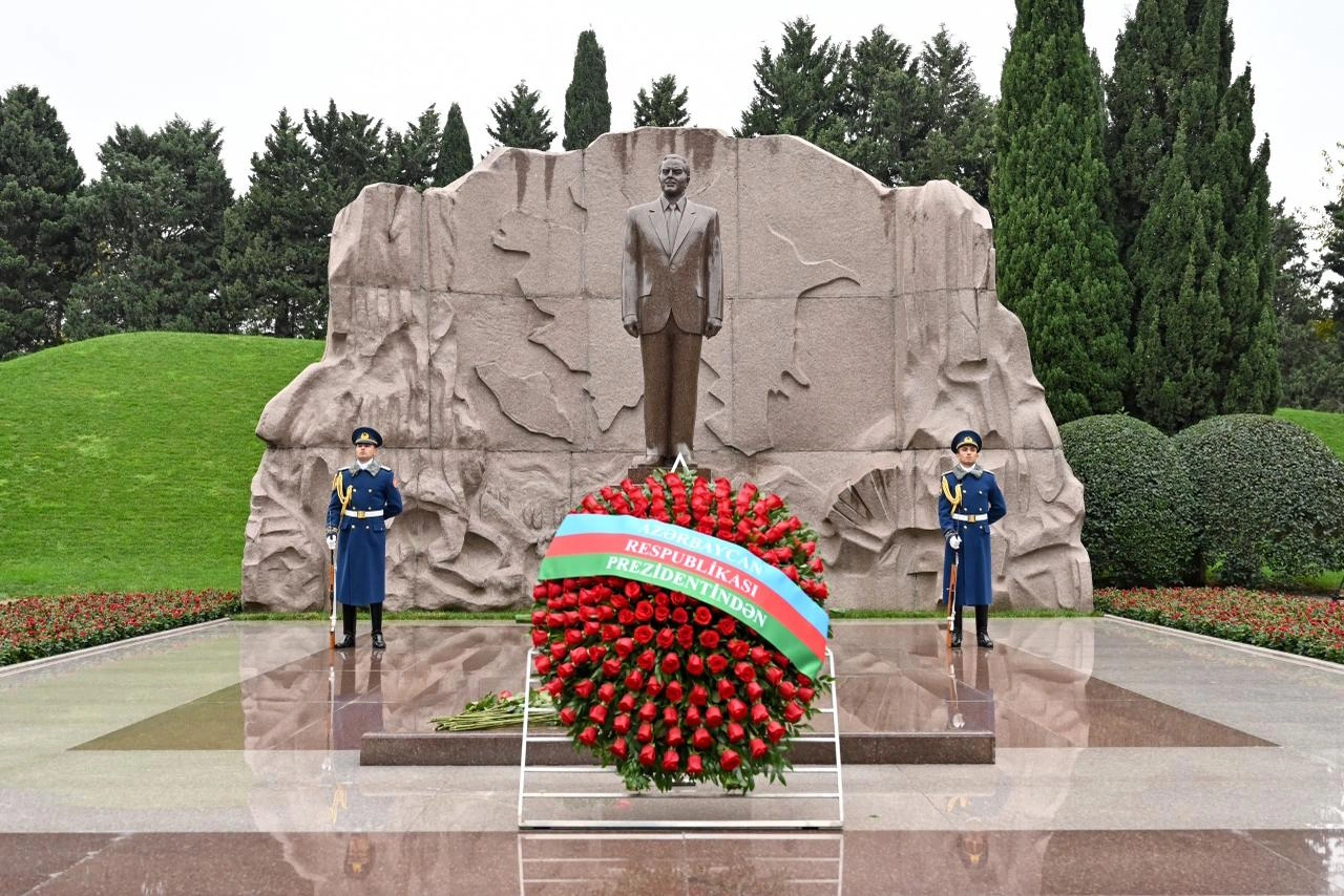 Azerbaijani Parliament staff commemorate National Leader Heydar Aliyev at Alley of Honor (PHOTO)