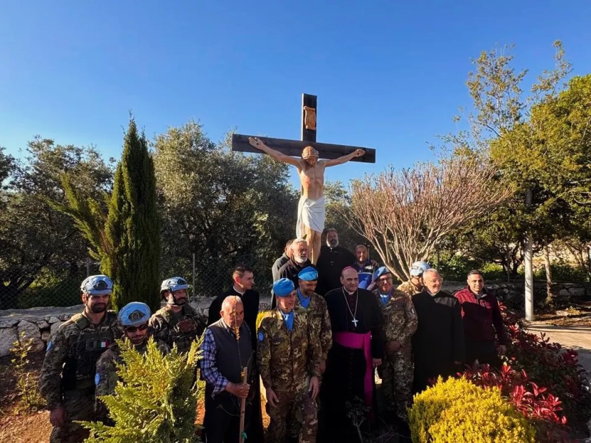 Italian UNIFIL troops install new statue of Jesus in southern Lebanon VIDEO