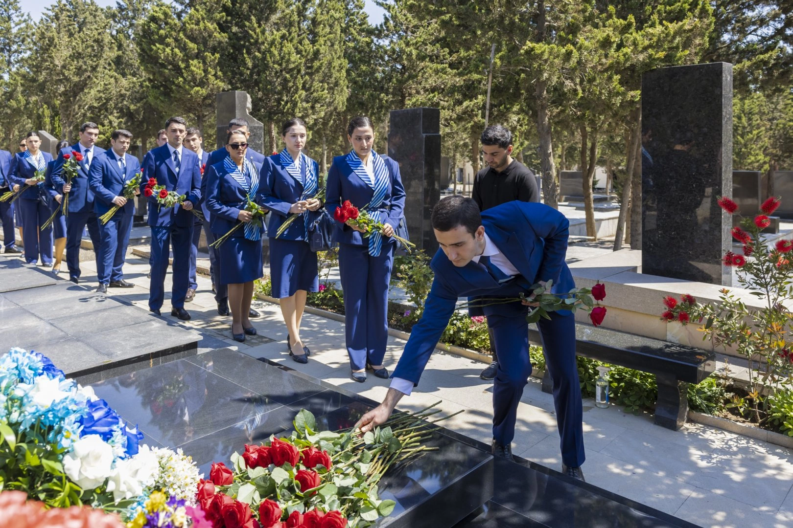 AZAL delegation visits grave of National Hero Hokuma Aliyeva (PHOTO)
