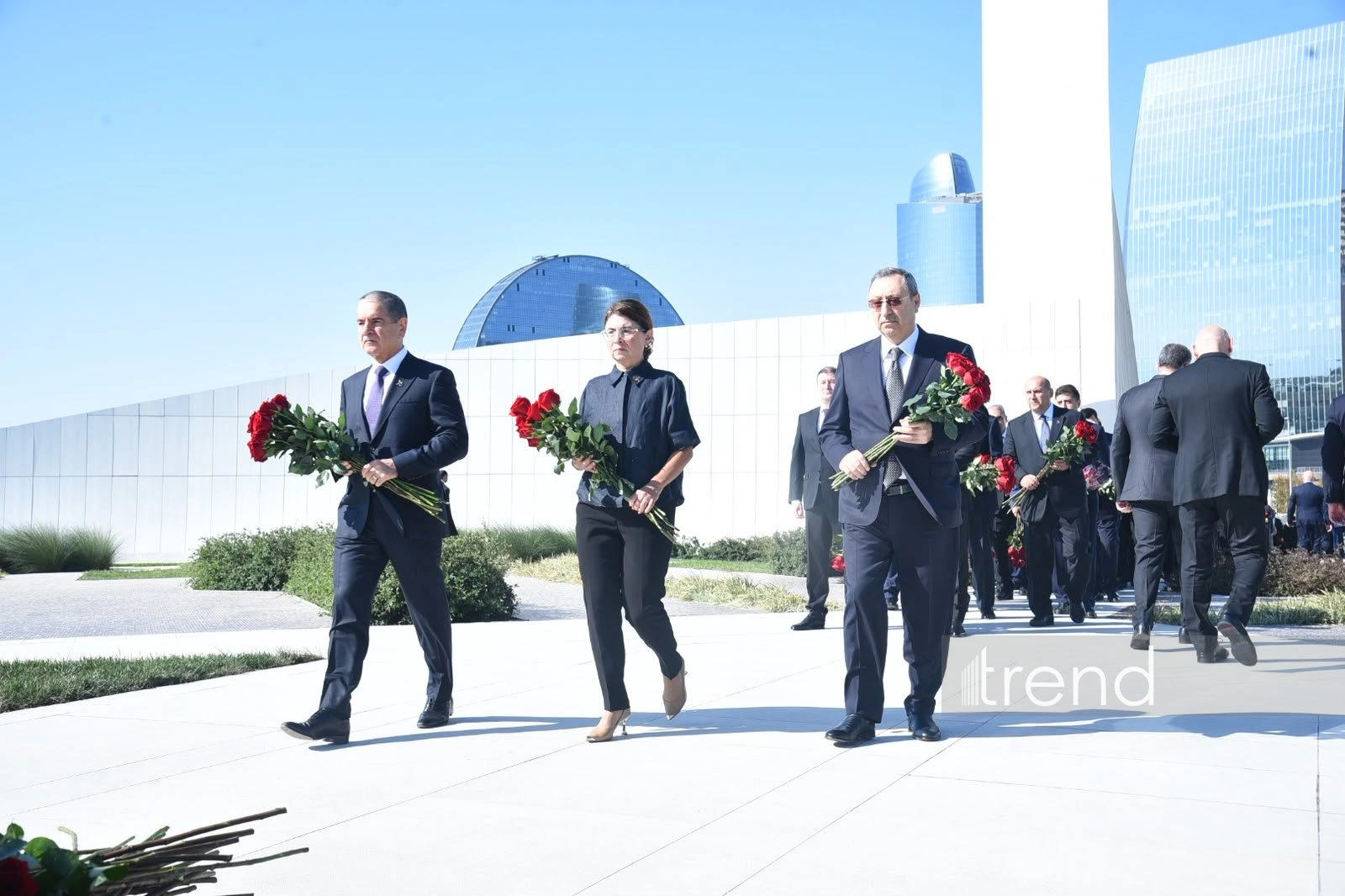 Azerbaijani officials pay tribute at Victory Park Memorial on Remembrance Day (PHOTO)