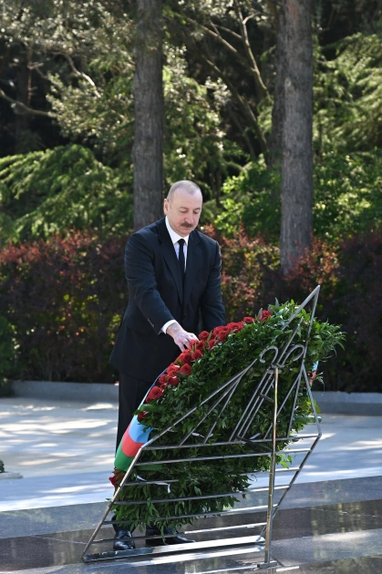President Ilham Aliyev and First Lady Mehriban Aliyeva visit tomb of National Leader Heydar Aliyev at Alley of Honors (PHOTO)